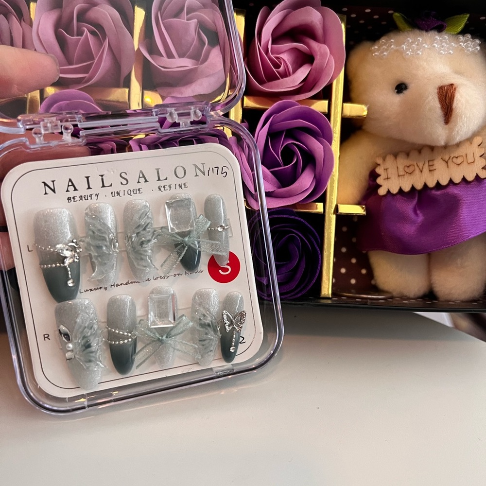 Press on nails